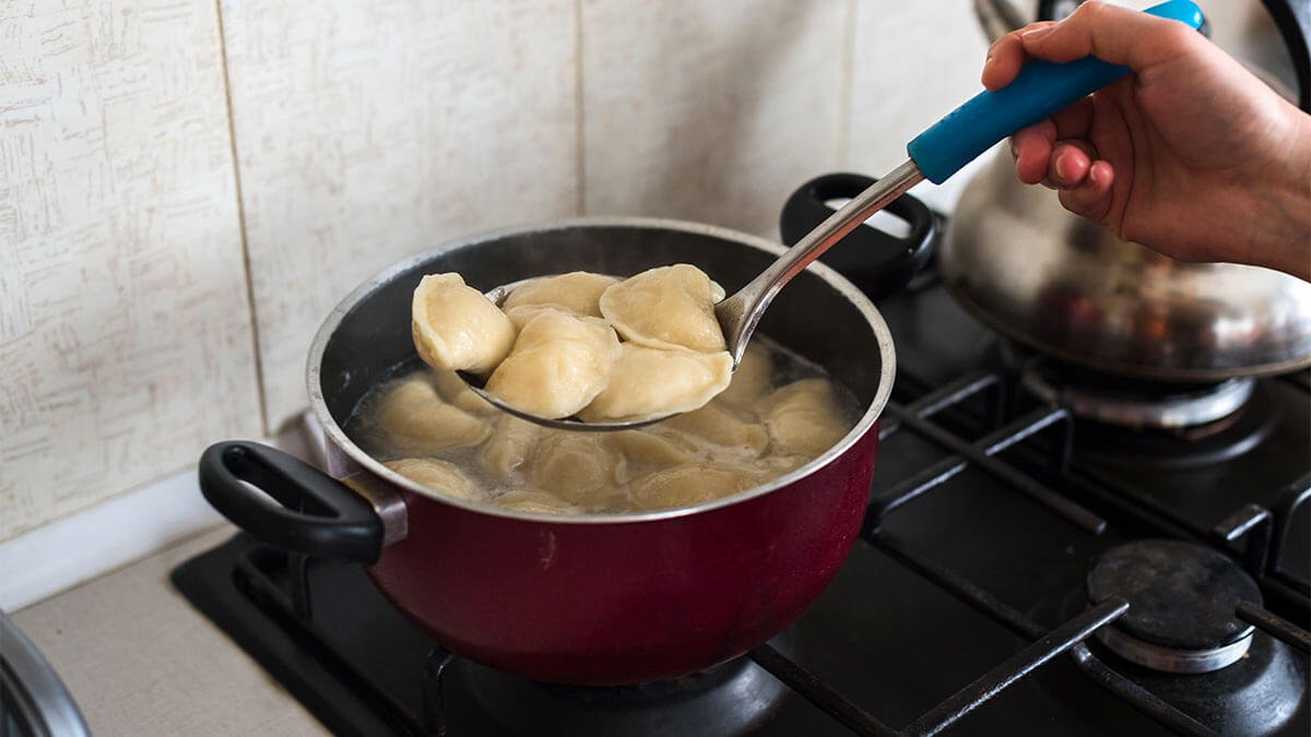 Není nutné čekat, až se voda začne vařit: zkušení kuchaři prozrazují nejlepší moment, kdy dát knedlíčky do hrnce