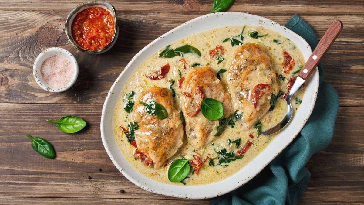 Lehká omáčka ke kuřecímu prsu po česku udělá maso šťavnaté a nahradí přílohu