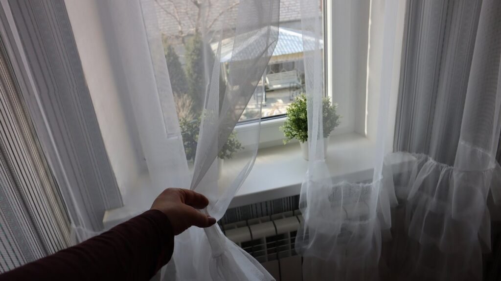 Minuta a závěsy jsou čisté jak v českých domácnostech osvěžují závěsy a stínidla bez vysavače