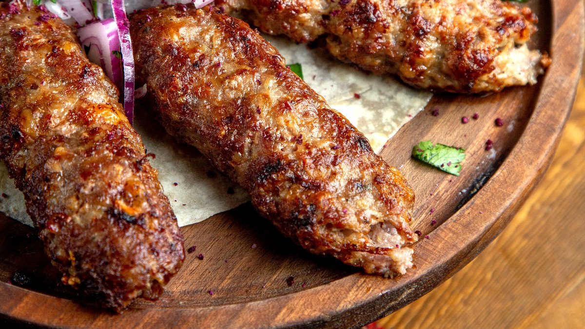 Místo karbanátků dělám mititei jednoduchý recept na voňavé masové válečky pro domácí stůl