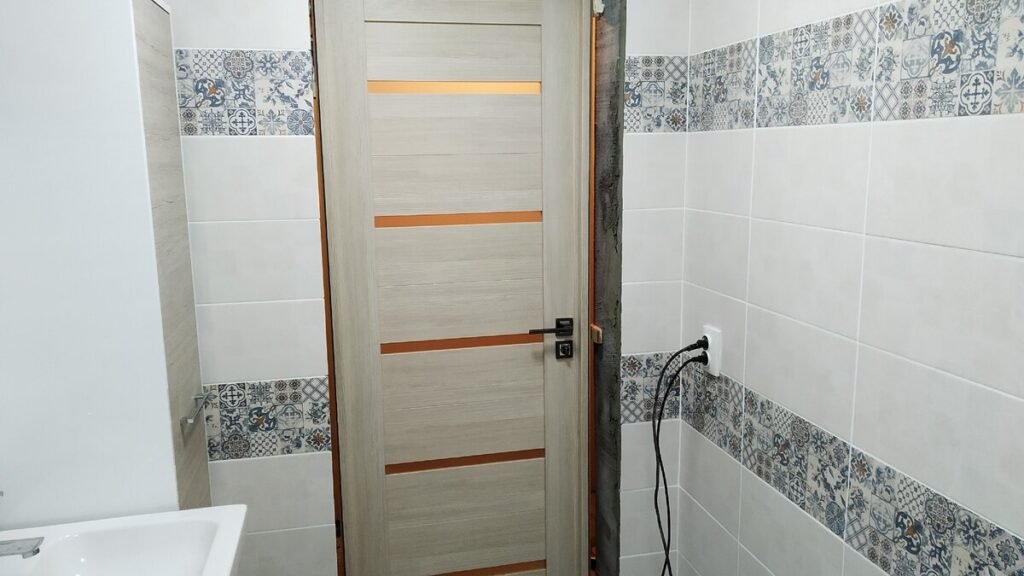 Myšlenka jako zjevení proč se vyplatí postříkat dveře v koupelně octem