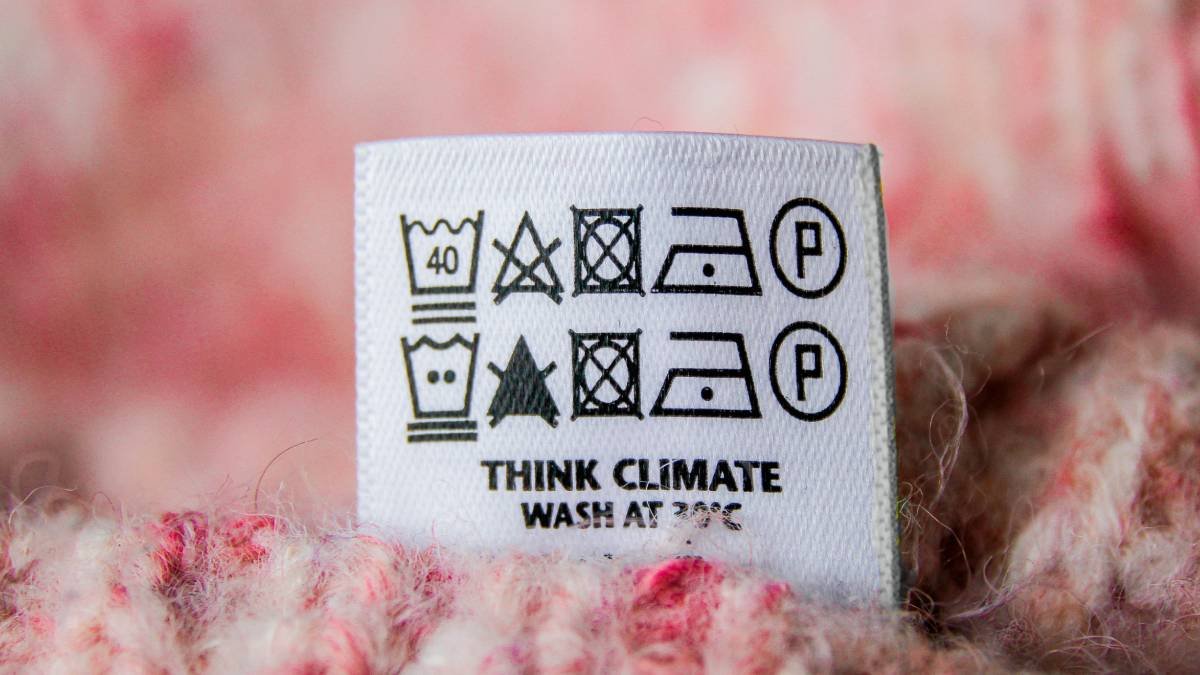 V pračkách existuje funkce, o které mnoho lidí neví, a pomáhá odstranit i ty nejodolnější skvrny