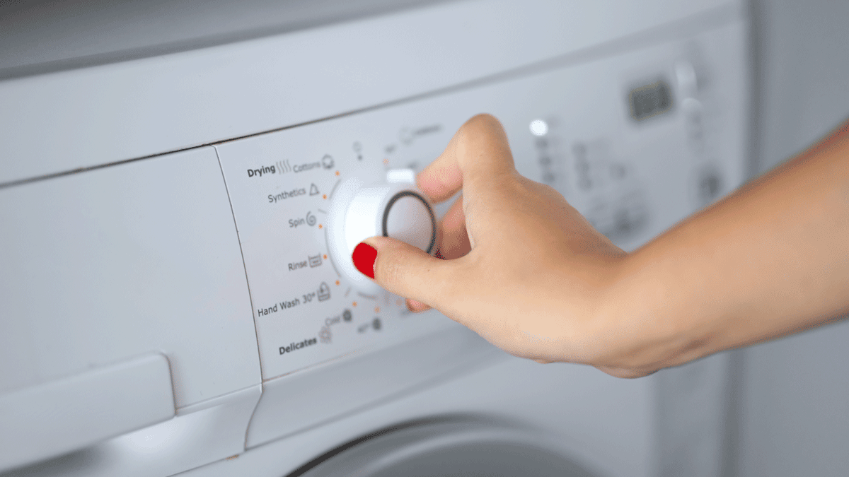 Odborník vysvětluje, proč pračky se sušičkou často nechávají prádlo vlhké