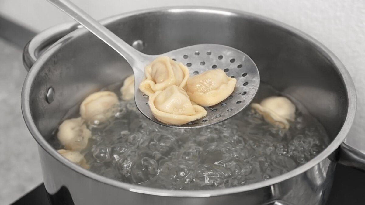 Není nutné čekat, až se voda začne vařit: zkušení kuchaři prozrazují nejlepší moment, kdy dát knedlíčky do hrnce