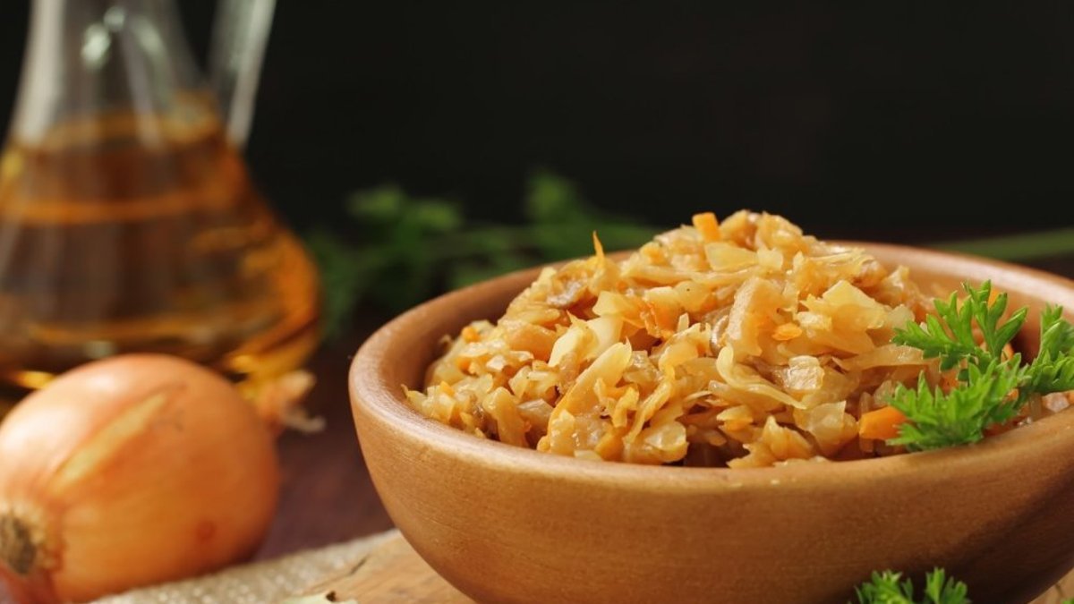 Dušené zelí s osmaženou cibulí po česku