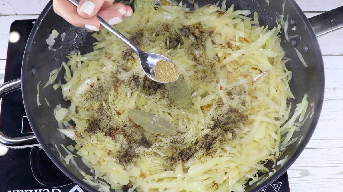 Dušené zelí s osmaženou cibulí po česku