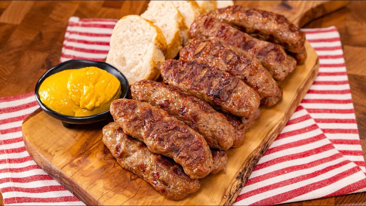 Místo karbanátků dělám mititei jednoduchý recept na voňavé masové válečky pro domácí stůl