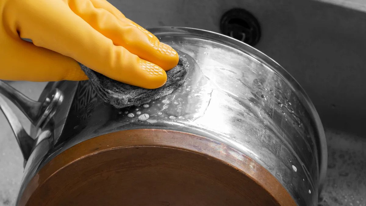 „Abrazivo z hrnce není potřeba dřít s námahou“ stačí přidat jen „tento prášek“ a vše snadno zmizí