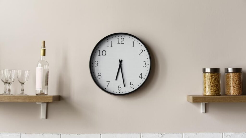 Proč se nevyplatí věšet hodiny naproti vchodovým dveřím