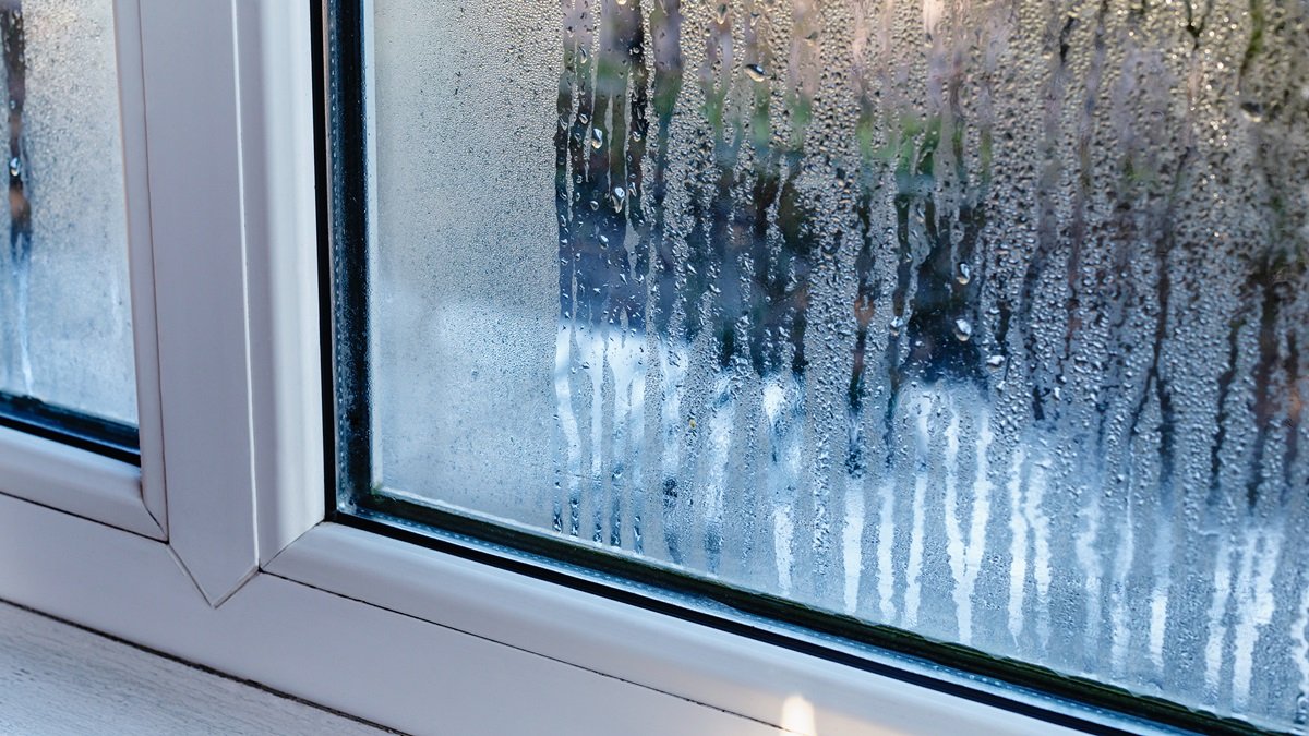 Proč se v českých domech rosí okna zevnitř a co s tím můžete dělat užitečná řešení