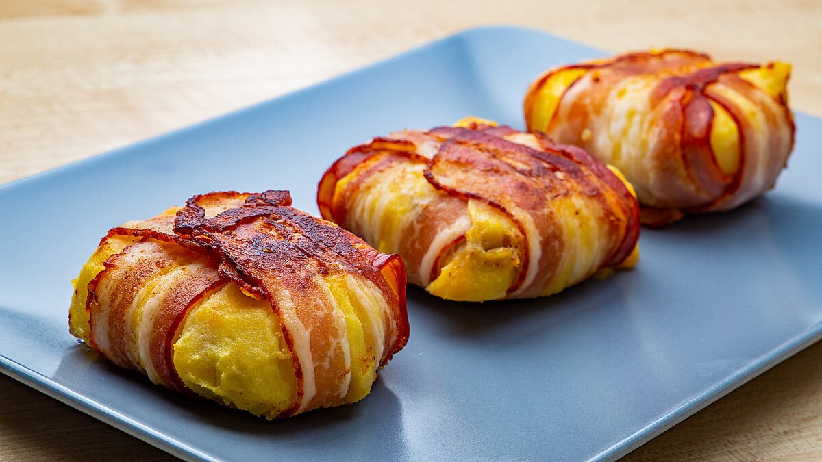 Proč se vyplatí balit brambory do slaniny: tenhle trik si v Česku už dávno oblíbili