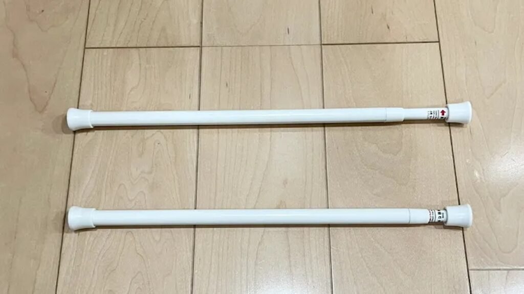 Profesionálové používají rozpěrnou tyč právě takto Úložné triky, díky nimž bude malá kuchyň pohodlnější