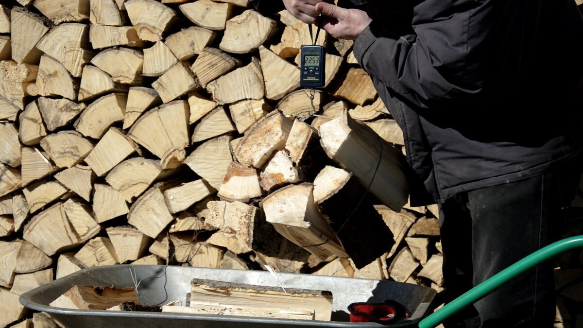 Ani drahá kamna, ani velká polena, tento trik dokáže snížit spotřebu dřeva na polovinu