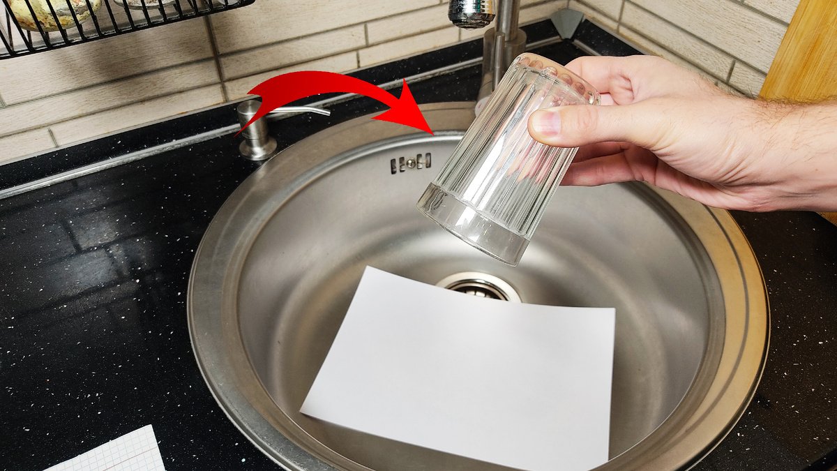 Když odcházím z domu, nechávám v dřezu sklenici a list papíru: jednoduchý, ale chytrý zvyk, který se v českých domácnostech objevuje čím dál častěji