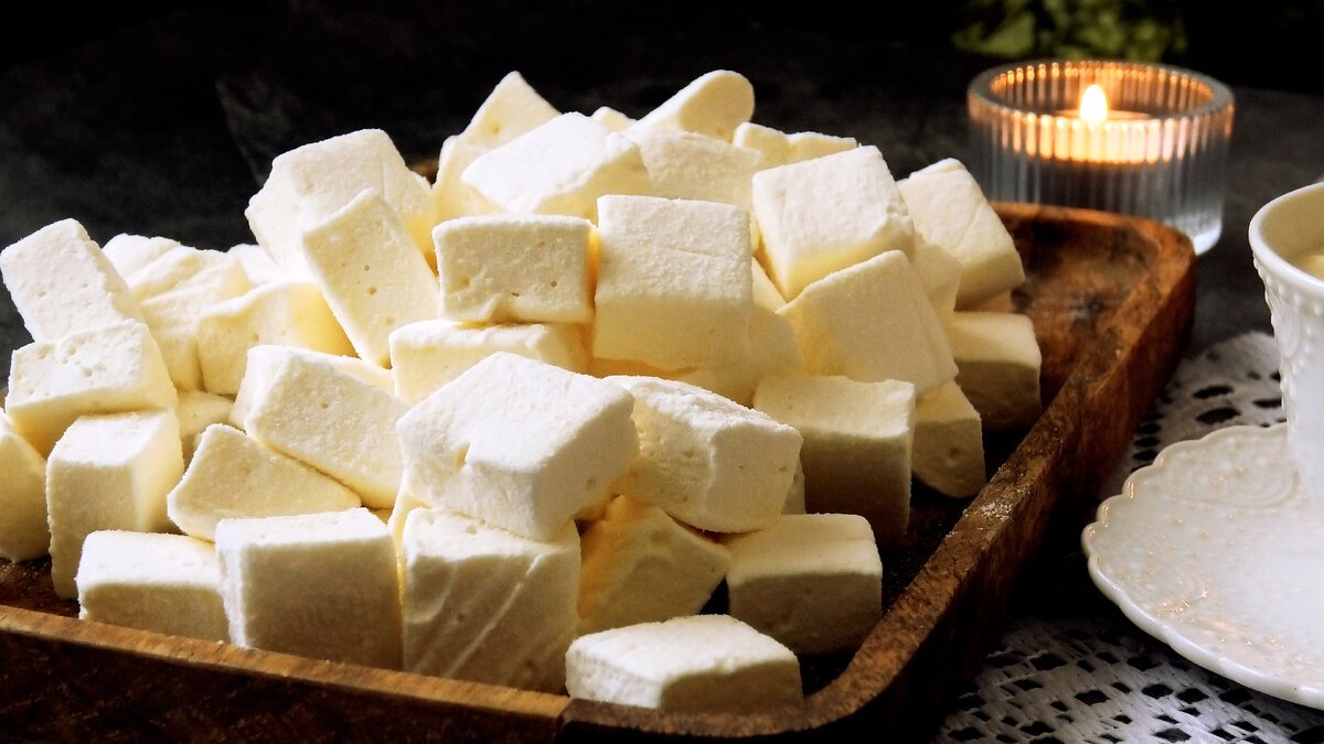 Vyšlehejte citronovou šťávu s cukrem a dejte do lednice výsledkem je nadýchaný marshmallow, který chutná lépe než kupovaný