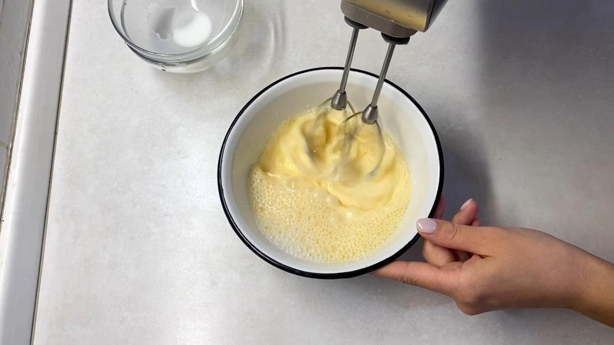 Vyšlehejte citronovou šťávu s cukrem a dejte do lednice výsledkem je nadýchaný marshmallow, který chutná lépe než kupovaný